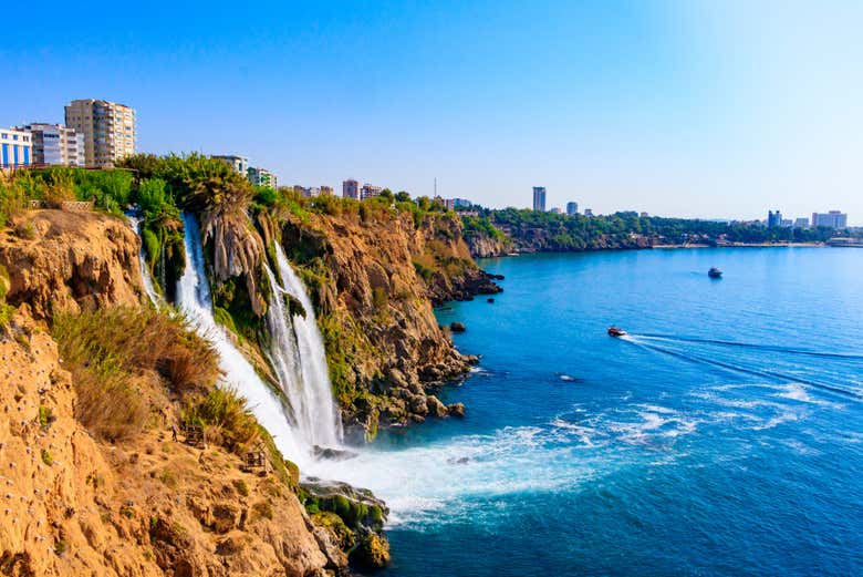 Barcos acercándose a la cascada Karpuzkaldiran