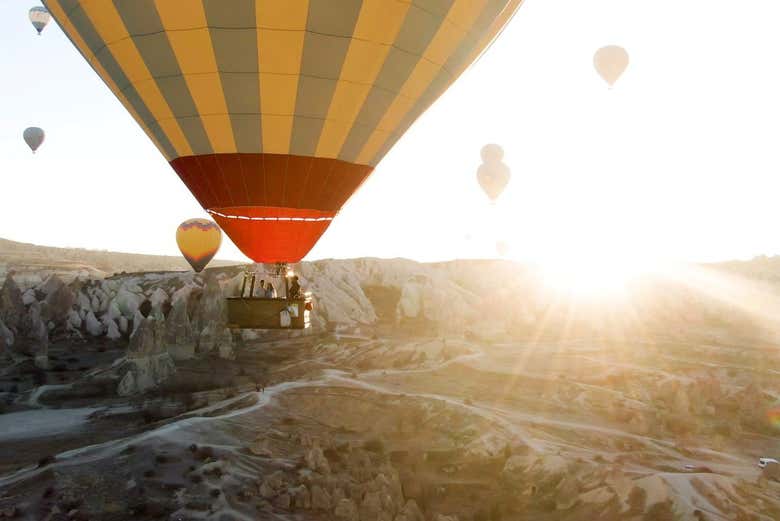 Le soleil apparaît dans la région de Pamukkale