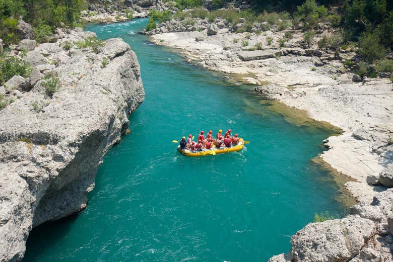 Praticando rafting ad Antalya