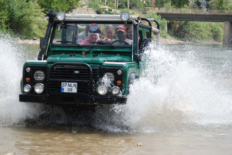 Passage à gué de la rivière Antalya en 4x4