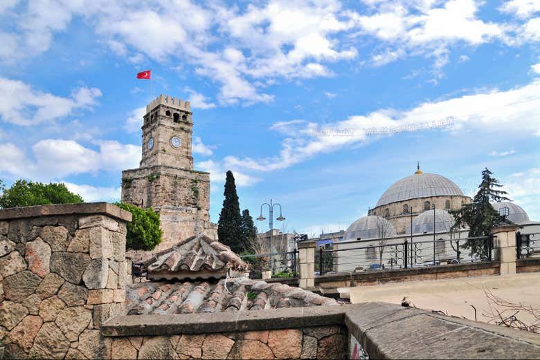 La emblemática Torre del Reloj de Antalya