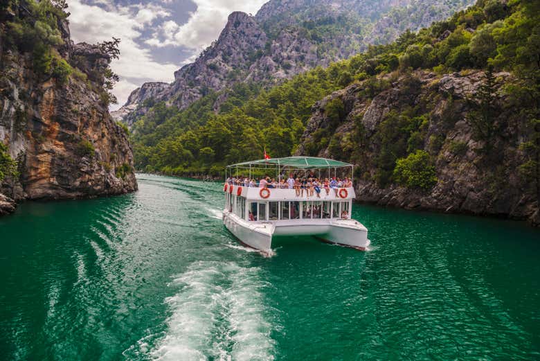 Barco por el Lago Verde