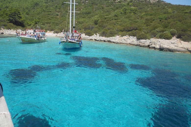 Acque cristalline dell'isola di Orak