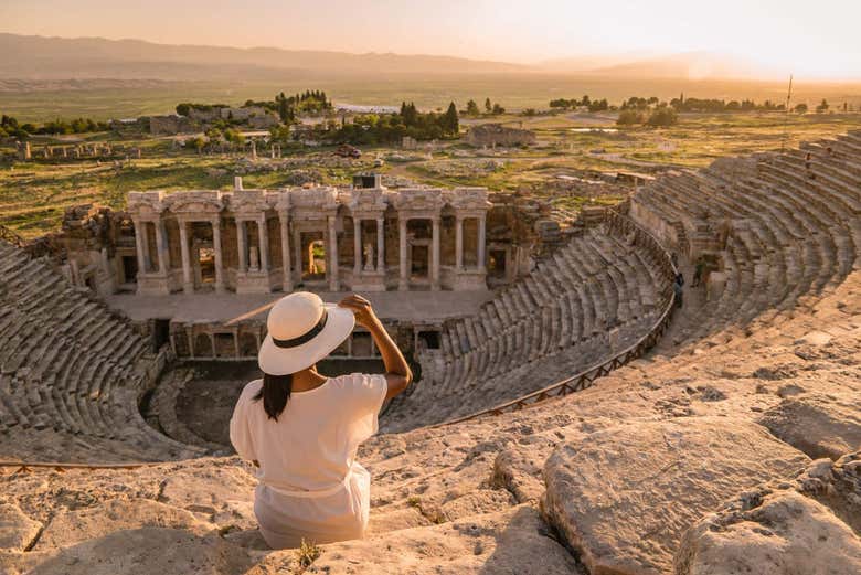 Admirer la vue de l'amphithéâtre de Hiérapolis