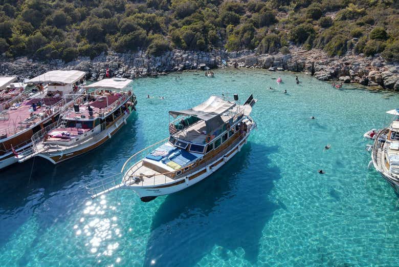 Barche attraccate all'isola di Orak