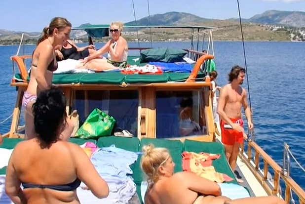 Disfrutando de la cubierta del barco