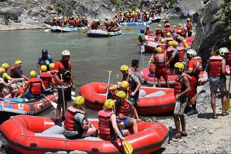 La rive du fleuve Dalaman remplie d'embarcations de rafting