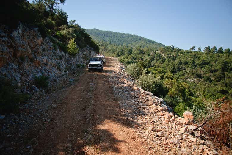 Veículo passando por uma estrada de terra