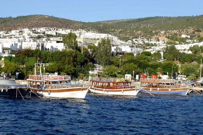 Vistas de los barcos en la costa de Bodrum