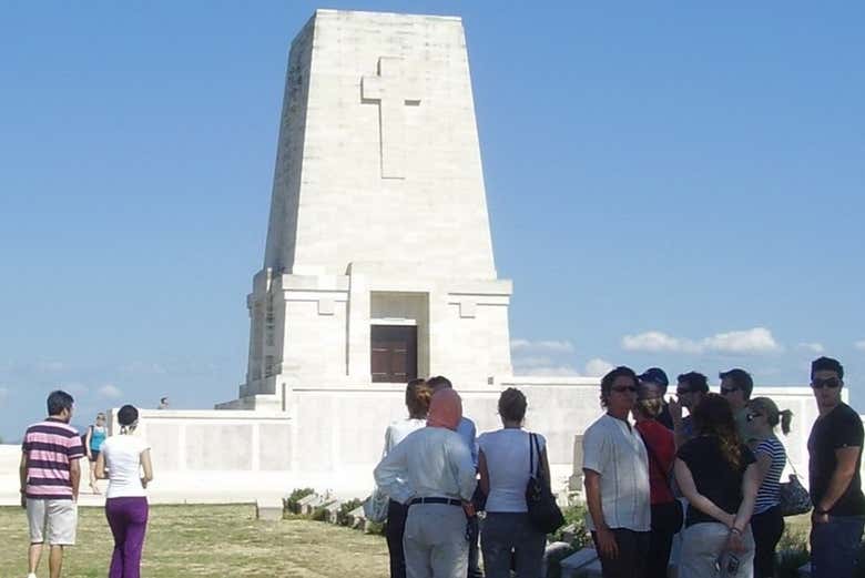 Escuchando las explicaciones del guía