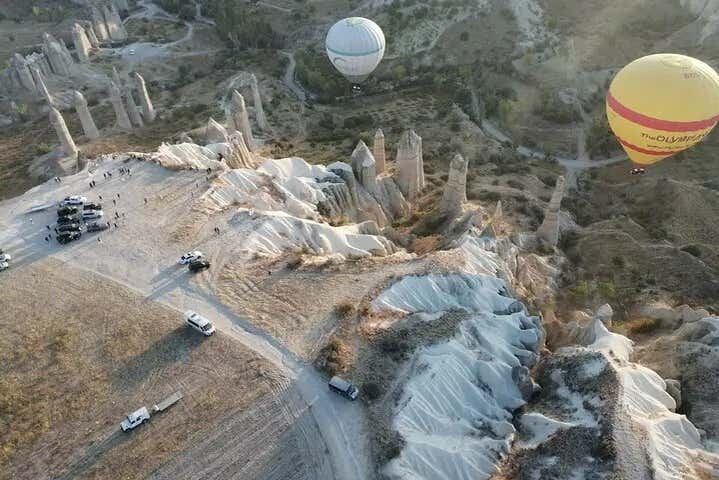 Vista aérea del paseo en globo por el valle de Çat