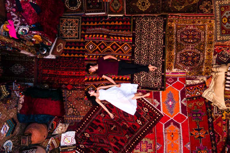 Un momento romántico durante la sesión de fotos