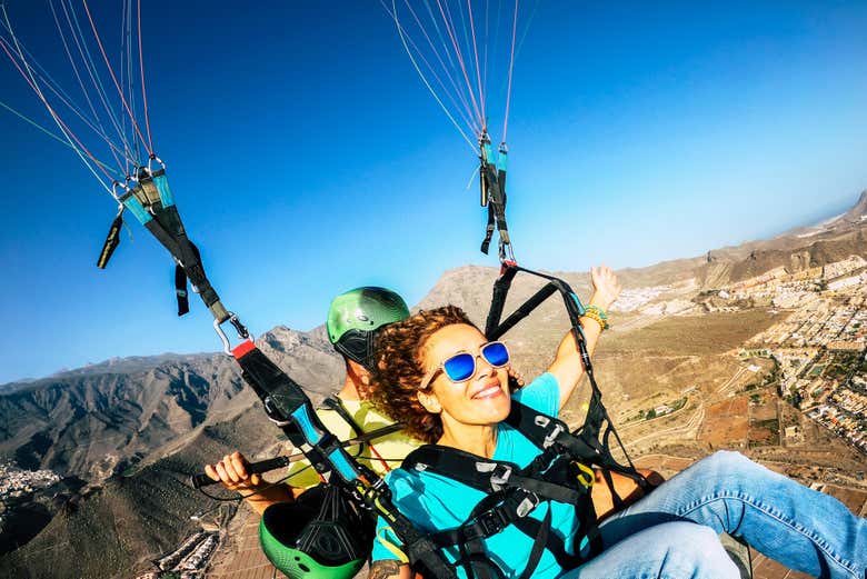 Une fille en parapente au-dessus de la Cappadoce