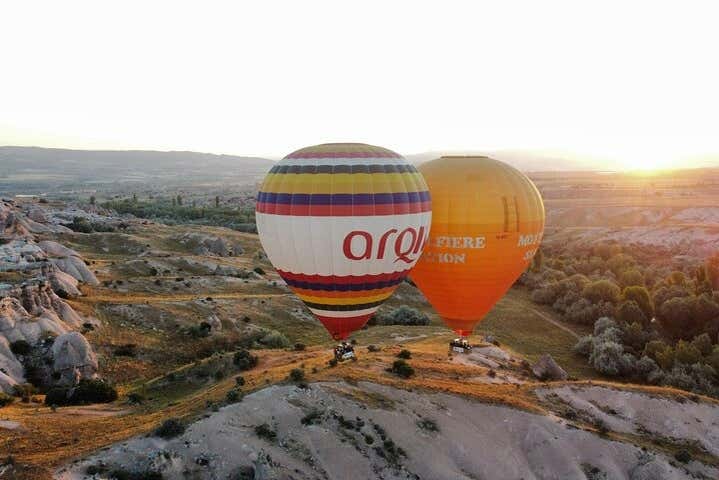 Dos globos en la zona de despegue en el valle de Çat
