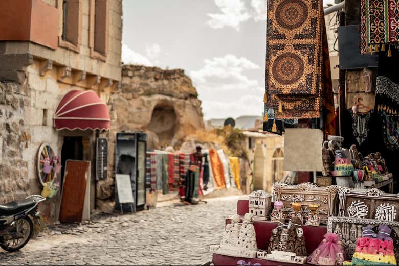 Admirad la artesanía tradicional en los puestos locales
