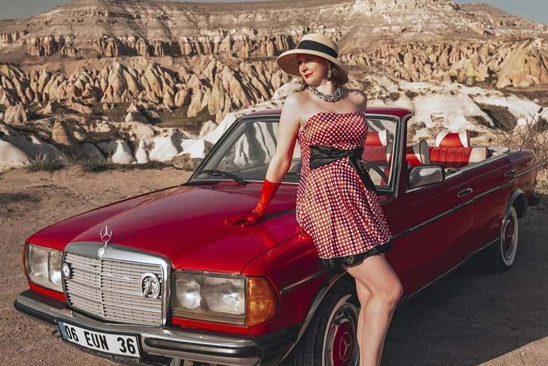 Posando na Capadócia junto ao carro clássico