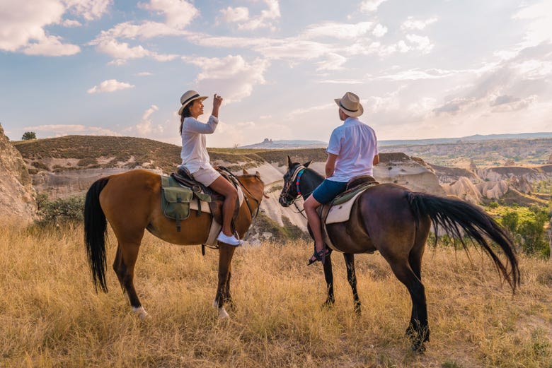 Disfrutando del paseo a caballo por la Capadocia