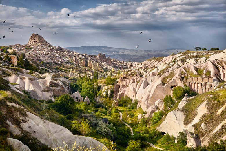 Paisagens da Capadócia com o castelo Uchisar ao fundo