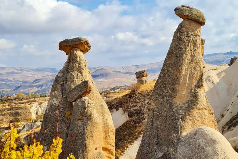See the iconici Fairy Chimneys in the Ürgüp Valley