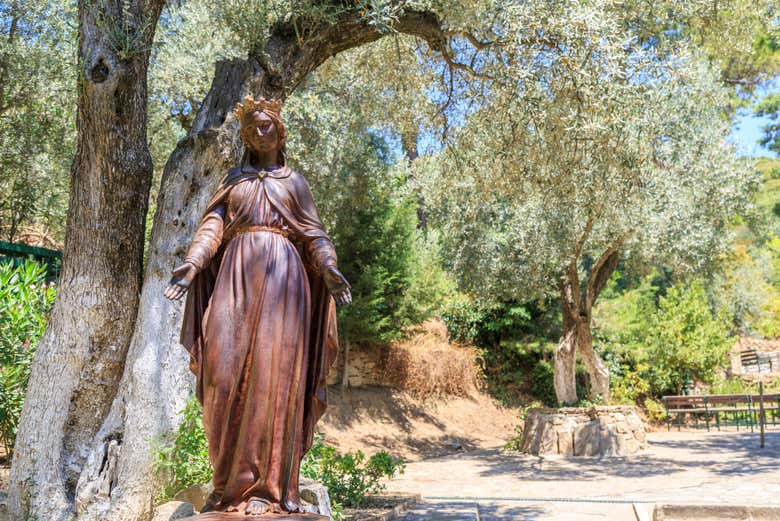 Talla de la Virgen María ante su casa