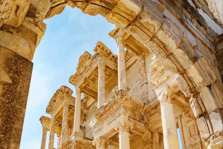 Porta de Augusto e a Biblioteca de Celso 