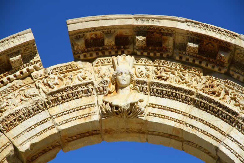 Arco curvo do Templo de Adriano 