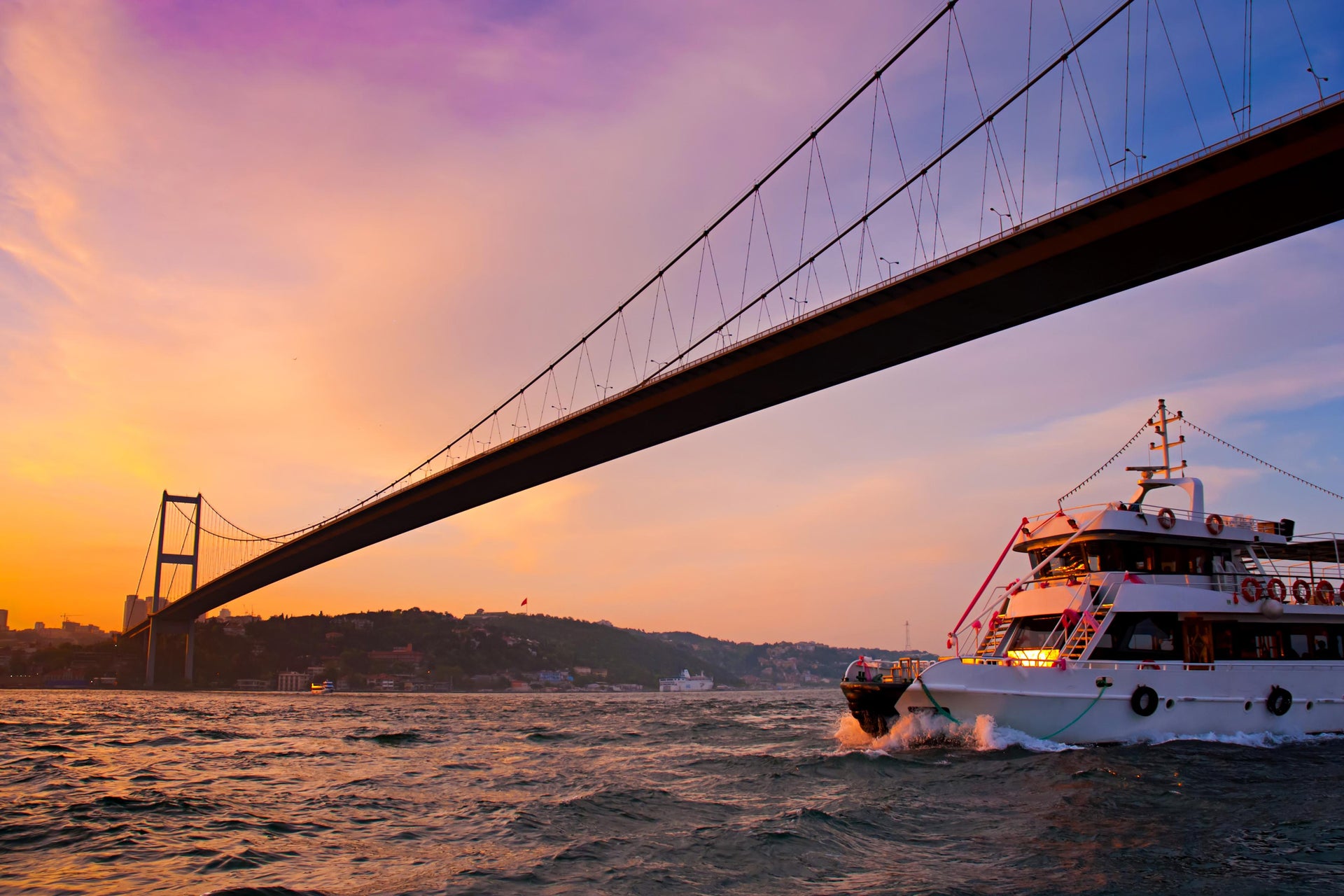Crociera sul Bosforo al tramonto in yacht di lusso