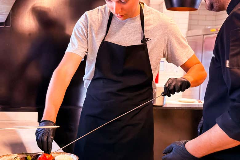 Aprendiendo a servir las brochetas