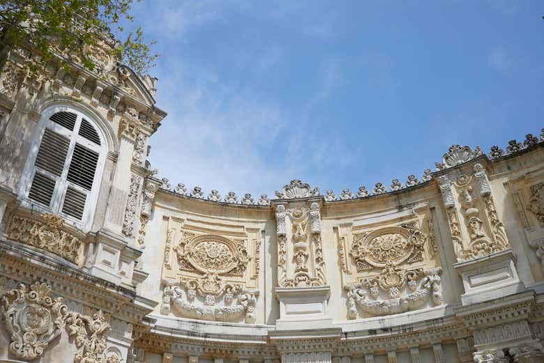 Admirez les détails architecturaux du palais