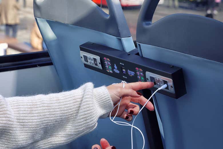 Ligando os fones de ouvido para ouvir as explicações