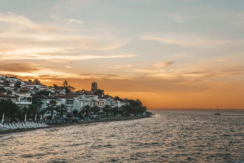La costa de Kınalıada al atardecer