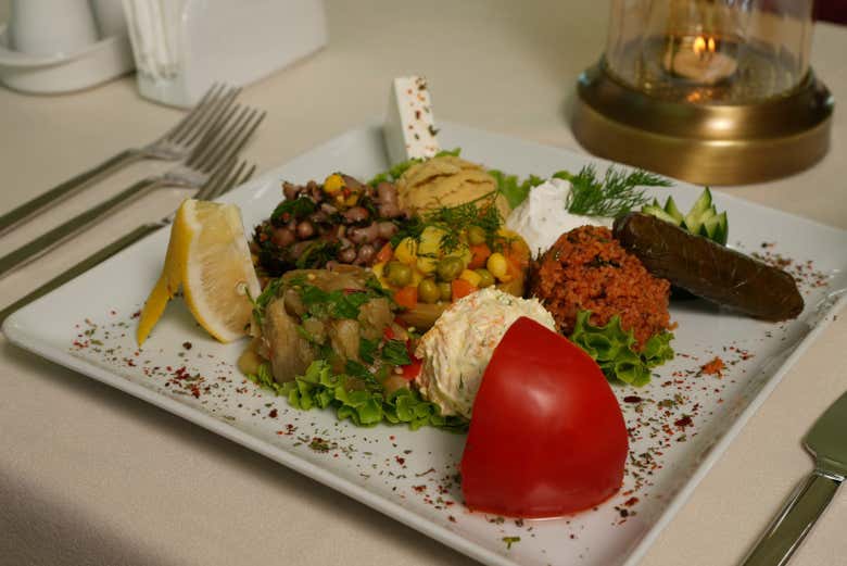 Vous dégusterez un délicieux dîner à bord