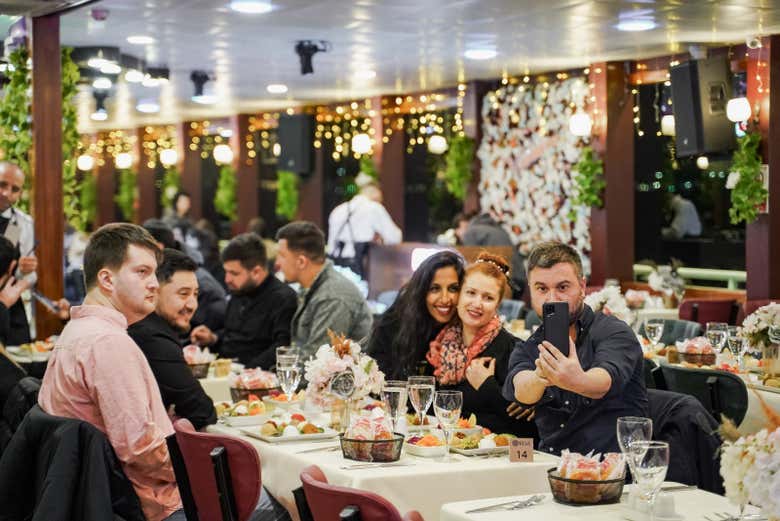 Profitez du dîner-croisière avec spectacle