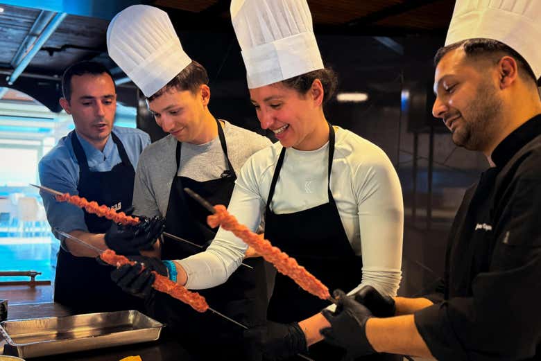 Aprenderéis a ensartar la carne del kebab en las brochetas 
