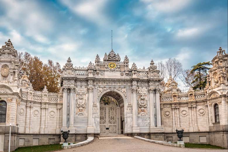 La imponente entrada del palacio