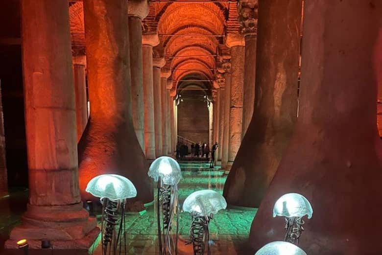 Figure di meduse che decorano la Cisterna Basilica