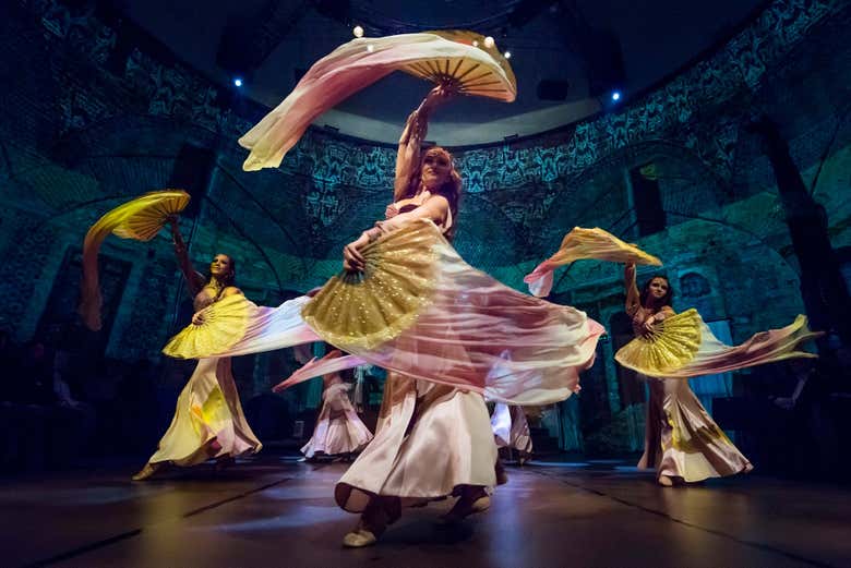 Danseurs pendant le spectacle traditionnel turc
