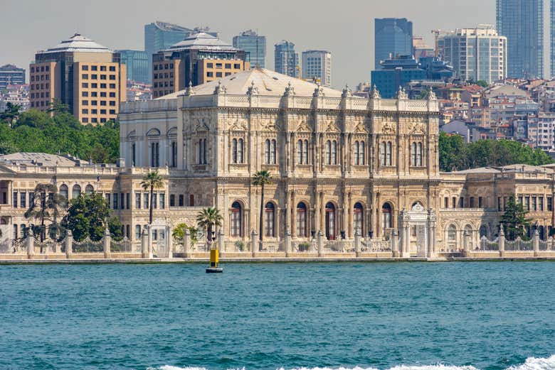 El Palacio Dolmabahçe se ubica a orillas del Bósforo
