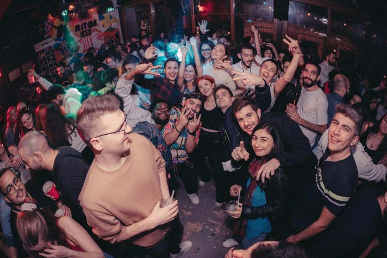 Photo de groupe dans un des lieux de la soirée