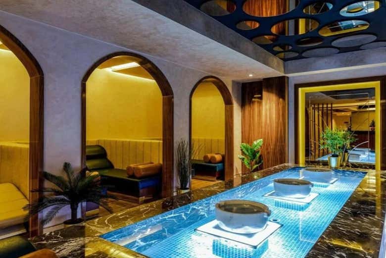 Patio interior donde se aprecian algunas salas del spa