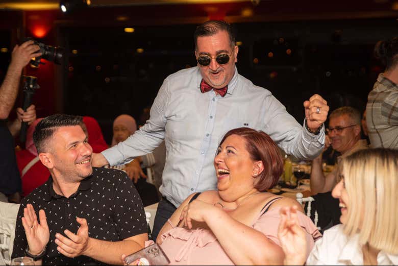 Disfrutando del crucero con cena y espectáculo