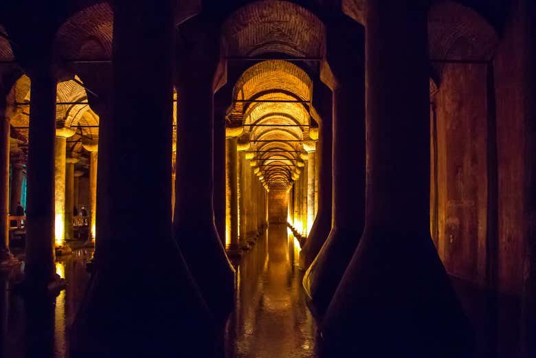 Admirando a Cisterna da Basílica