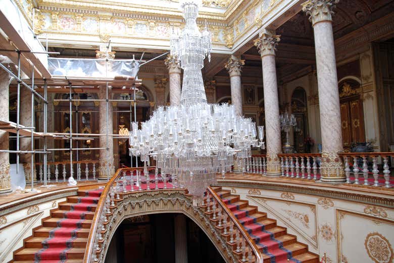 Un immense lustre de cristal à l'intérieur du palais