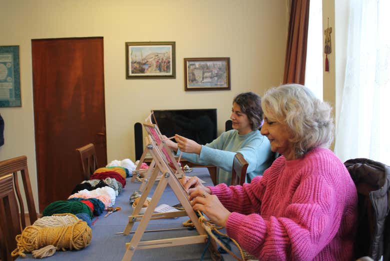 Participantes trabajando sus creaciones 