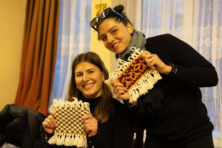 Posando con las creaciones 