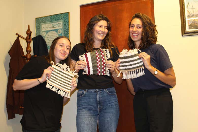 ¡Momento foto en el taller de alfombras! 