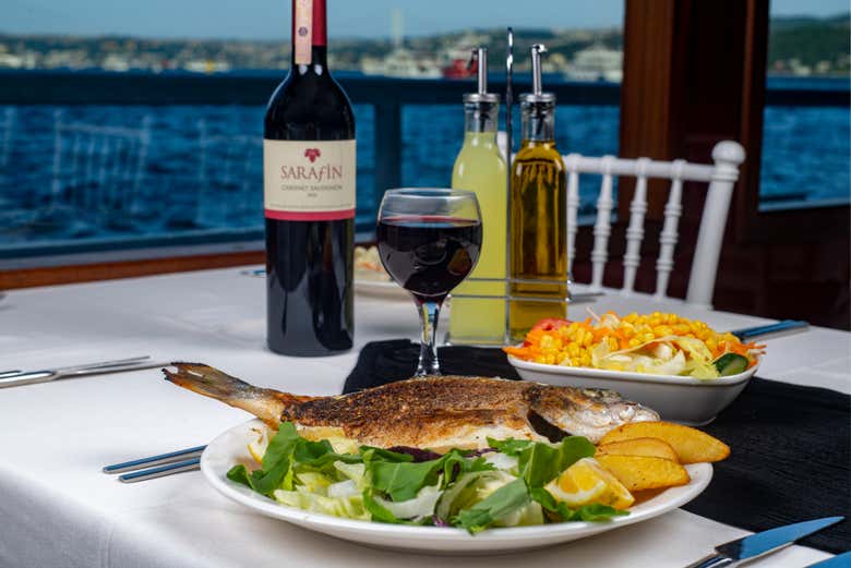 Degustaréis una deliciosa cena a bordo