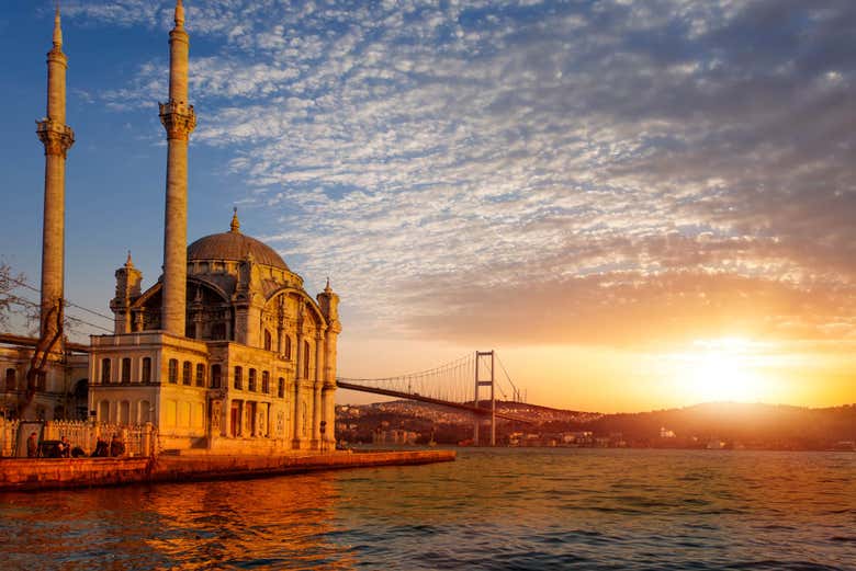Mesquita de Ortaköy, às margens do Bósforo