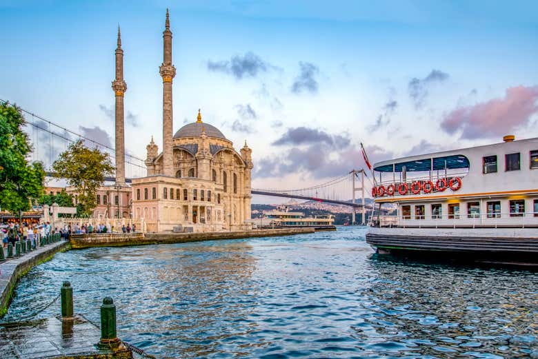 Admirando a mesquita de Ortakoy