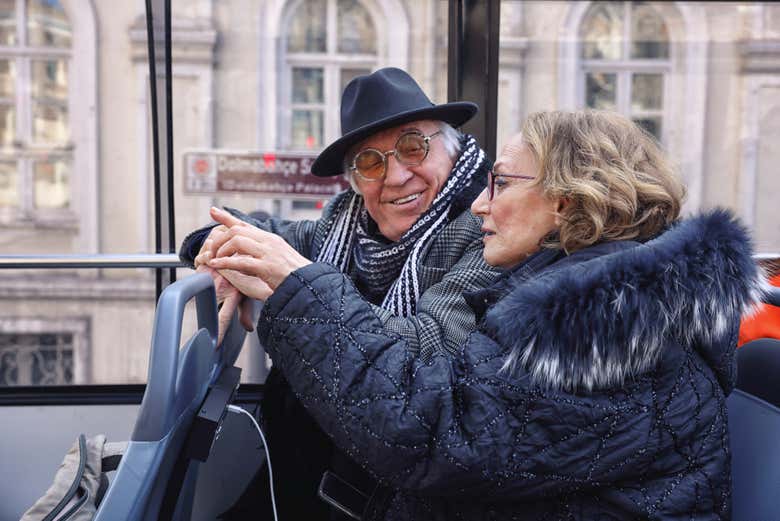 Casal a bordo do ônibus turístico de Istambul